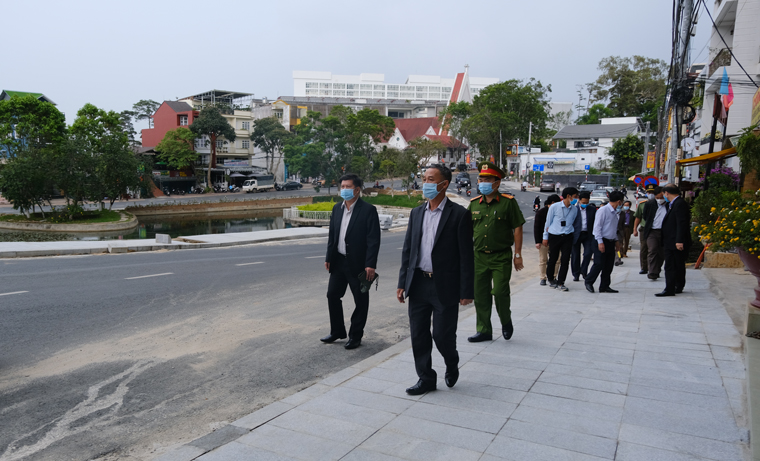 Đoàn công tác do Chủ tịch UBND tỉnh dẫn đầu kiểm tra việc hoàn thiện nút giao thông ngã tư Hoàng Văn Thụ 