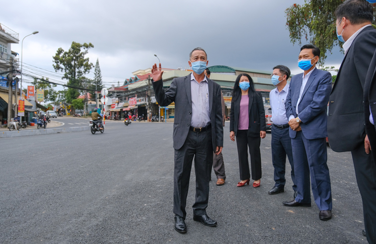 Người đứng đầu UBND tỉnh yêu cầu các đơn vị liên quan tiếp tục chỉnh trang đô thị, các công trình phụ nút giao thông ngã tư Phan Chu Trinh