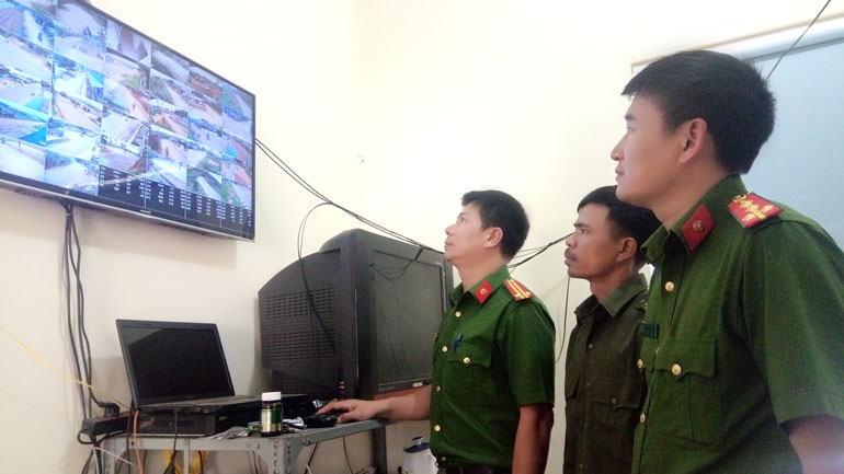 Công an Tà Nung theo dõi camera an ninh xử lý tình hình ANTT trên địa bàn