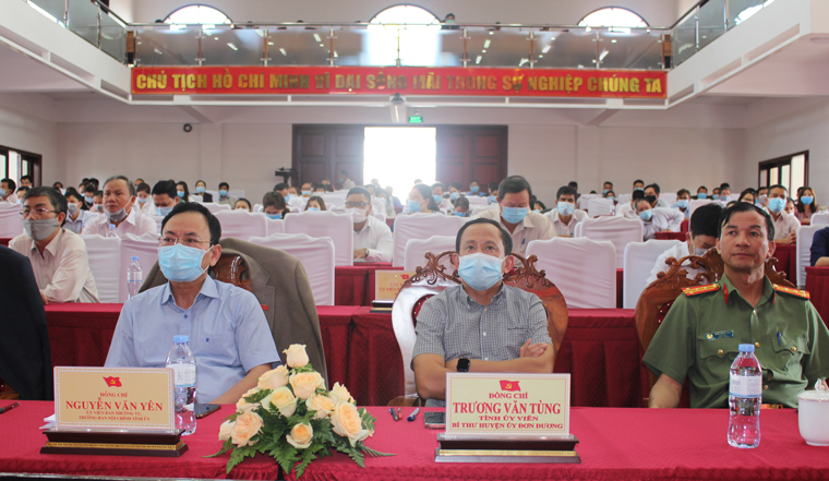 Đại diện lãnh đạo tỉnh và huyện Đơn Dương cùng dự tiếp xúc cử tri