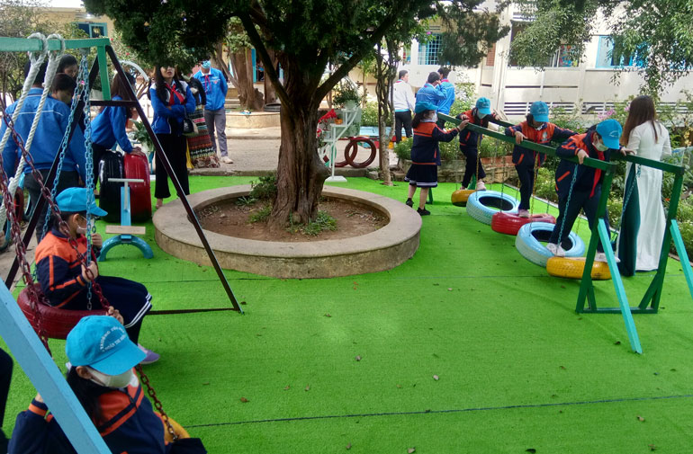 Tặng công trình ''Sân chơi thiếu nhi'' cho Trường Tiểu học Đoàn Thị Điểm Đà Lạt