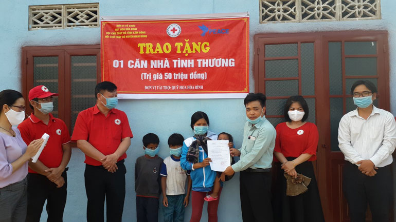 Hội Chữ thập đỏ tỉnh bàn giao 2 căn nhà ''Tình thương'' tại Đam Rông