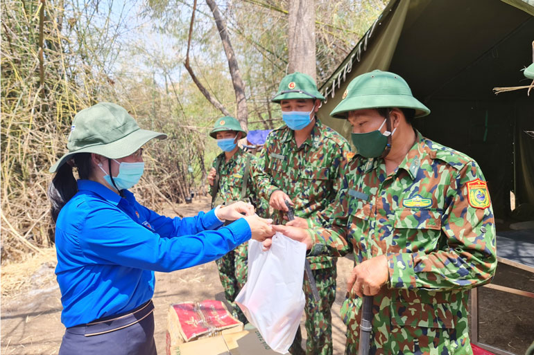 Hội LHTN Việt Nam tỉnh Lâm Đồng thăm, tặng quà các chiến sĩ tại chốt kiểm dịch Covid-19 do Đồn Biên phòng 737, tỉnh Đắk Lắk phụ trách