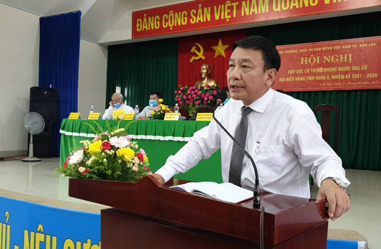 Ông Bùi Thắng - Trưởng ban Tuyên giáo Tỉnh ủy Lâm Đồng phát biểu cảm ơn ý kiến đóng góp của cử tri