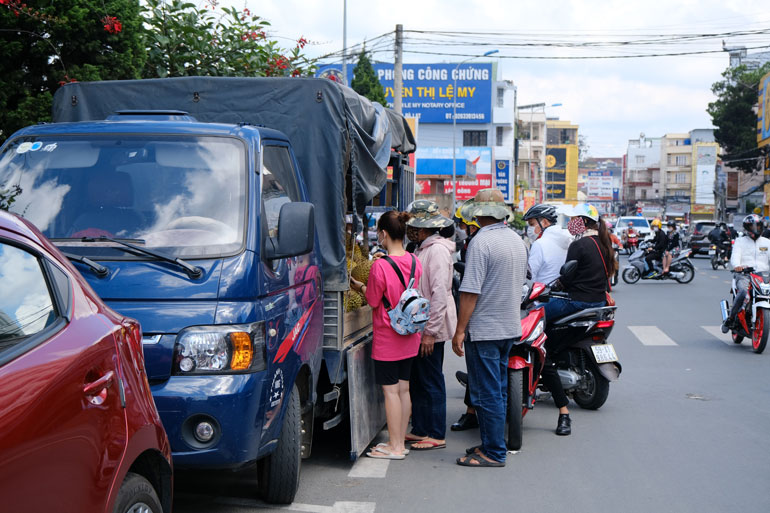 Một xe bán trái cây lưu động sai phép trên đường Nguyễn Văn Cừ ngày 11/5
