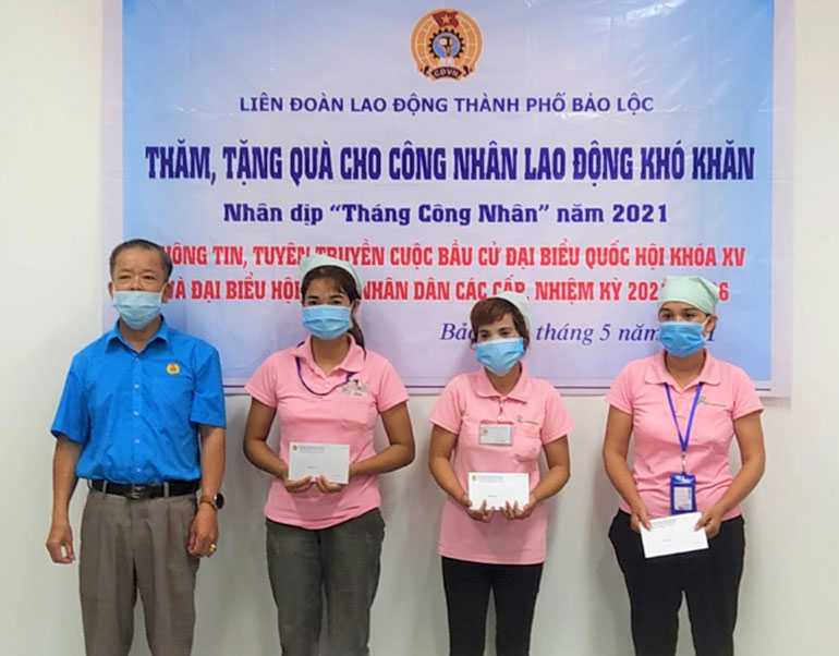 Chủ tịch Liên đoàn Lao động tỉnh Lâm Đồng thăm, tặng quà công nhân, người lao động khó khăn