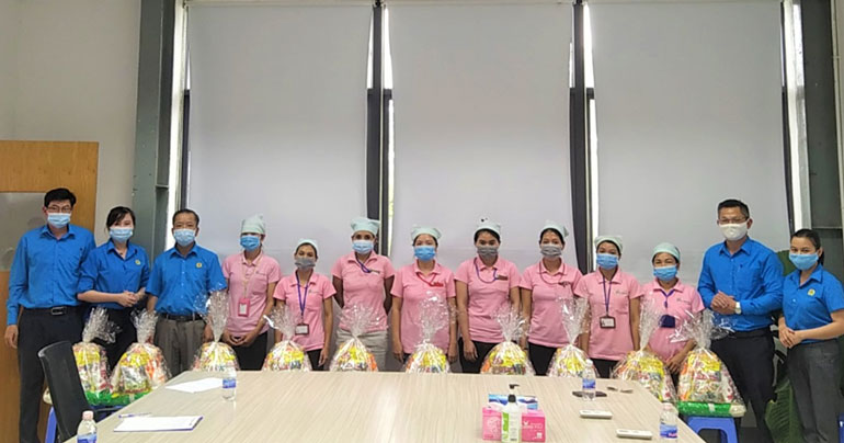 Chủ tịch Liên đoàn Lao động tỉnh Lâm Đồng cùng đại diện Liên đoàn Lao động TP Bảo Lộc tặng quà cho công nhân, lao động có hoàn cảnh khó khăn tại Công ty Frist team