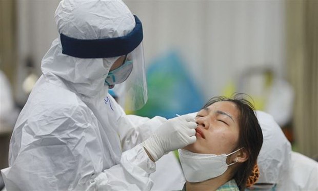 Lực lượng y tế lấy mẫu xét nghiệm cho công nhân Công ty trách nhiệm hữu hạn Samsung Electronics Việt Nam.