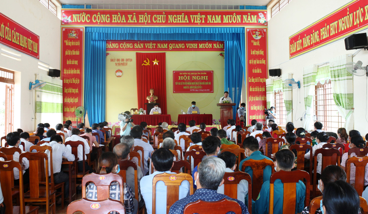 Các ứng cử viên đại biểu Quốc hội đơn vị bầu cử số 3 tiếp xúc với cử tri huyện Cát Tiên tại thị trấn Phước Cát