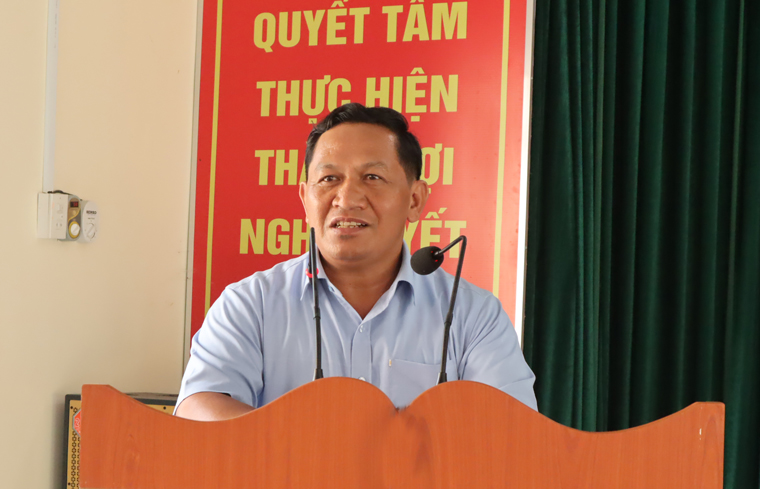 Ông K’Mák – Phó Chủ tịch HĐND tỉnh thay mặt các ứng cử viên tiếp thu ý kiến cử tri địa phương