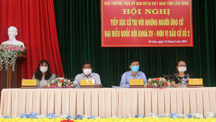 Các ứng cử viên đại biểu Quốc hội khóa XV đơn vị bầu cử số 2 tiếp xúc cử tri tại Di Linh