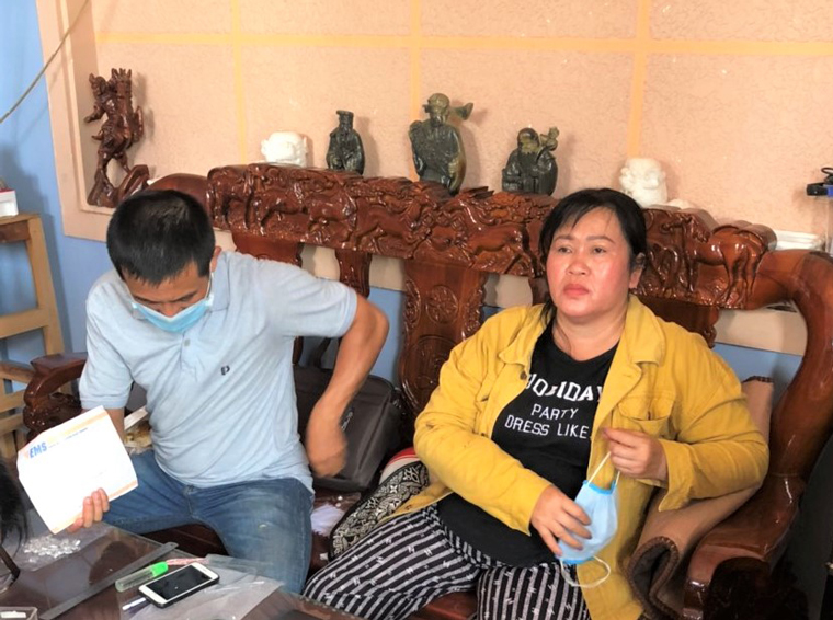 Nguyễn Thị Mộng Hiền (áo vàng) bị bắt quả tang khi đang tàng trữ, mua bán một lượng lớn heroin