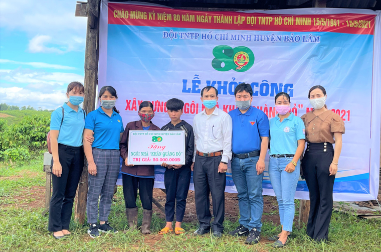 Hội đồng Đội huyện Bảo Lâm và chính quyền địa phương trao tặng kinh phí xây dựng “Ngôi nhà khăn quàng đỏ” cho em Hoàng Minh Triều