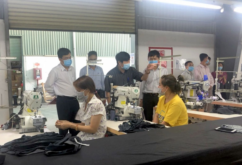 Sở Y tế Lâm Đồng kiểm tra công tác phòng chống dịch Covid-19 tại các nhà máy ở Khu công nghiệp Lộc Sơn chiều qua 15/5