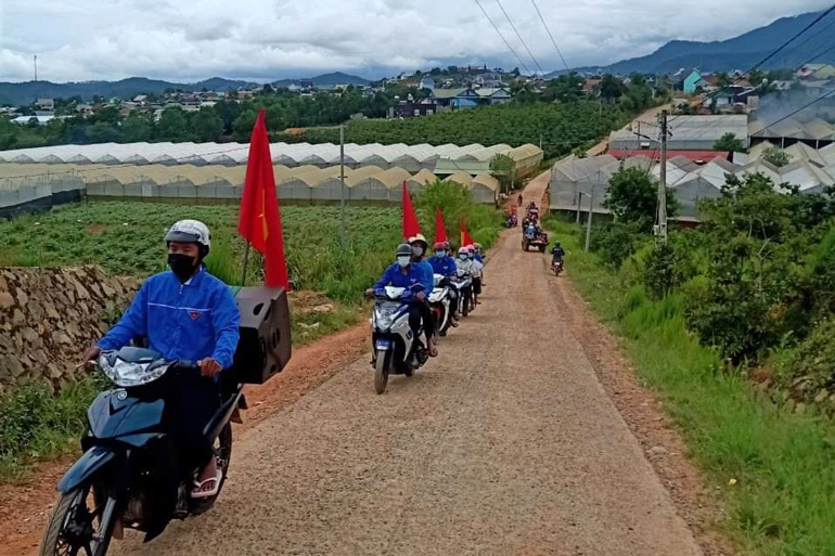 Các nội dung về bầu cử được tuyên truyền lưu động tại các xã vùng sâu, vùng xa, vùng DTTS huyện Lạc Dương bằng xe máy chở loa kéo