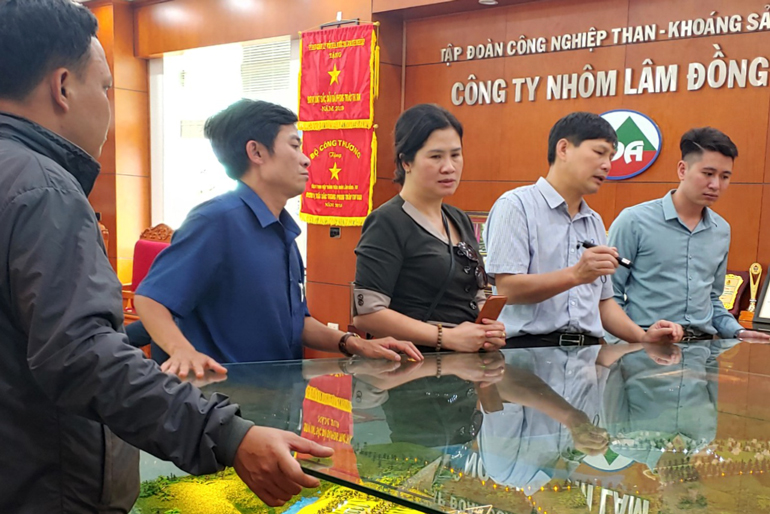 Lãnh đạo Sở KHCN thăm Công ty TNHH MTV Nhôm Lâm Đồng - đơn vị có nhiều giải pháp công nghệ nâng cao hiệu quả sản xuất.