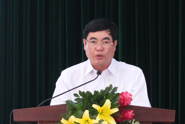 Ông Trần Đình Văn, Phó Bí thư Thường trực Tỉnh ủy Lâm Đồng, giải trình với các cử tri