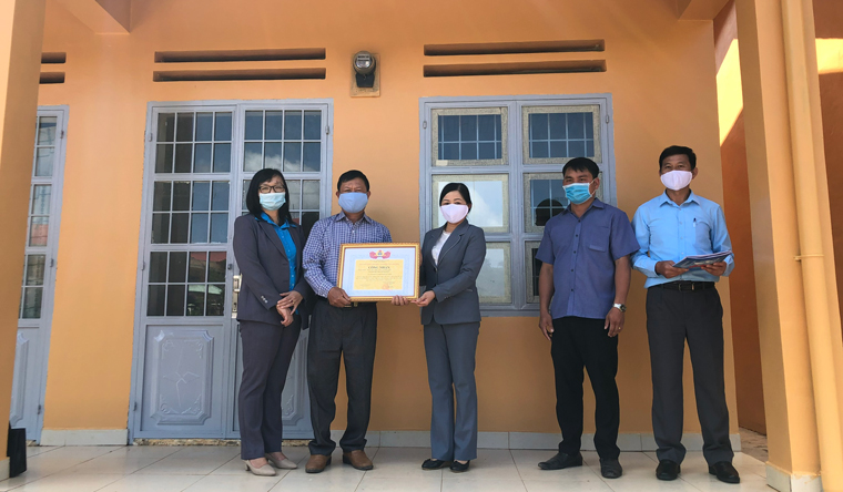 Liên đoàn Lao động tỉnh Lâm Đồng gắn biển công trình ''Sửa chữa nhà công vụ giáo viên vùng sâu''