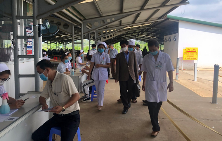 Giám đốc Sở Y tế Lâm Đồng Nguyễn Đức Thuận kiểm tra công tác phân luồng sàng lọc bệnh nhân Covid-19 tại BVĐK II Lâm Đồng