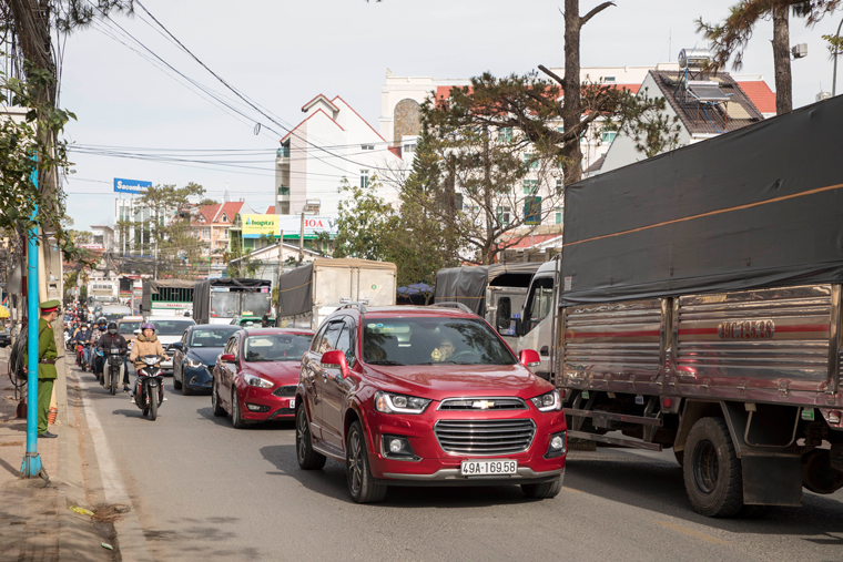 Lượng xe đông đúc vào cuối tuần tại khu vực Phan Chu Trinh – Trần Quý Cáp