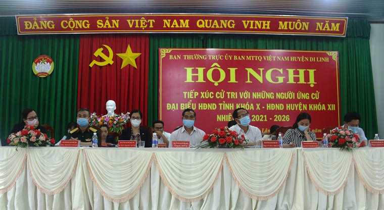 Các ứng cử viên tại hội nghị tiếp xúc với cử tri xã Tân Lâm