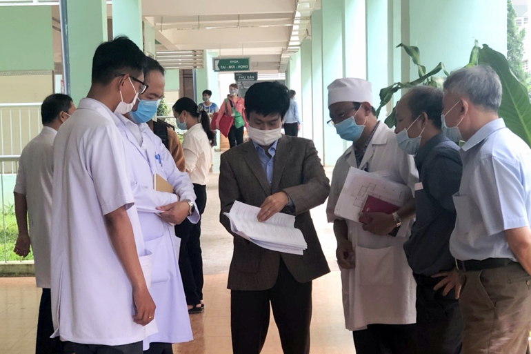 BSCKII Nguyễn Đức Thuận - Giám đốc Sở Y tế Lâm Đồng kiểm tra công tác phòng, chống dịch COVID-19 tại BVĐK II Lâm Đồng