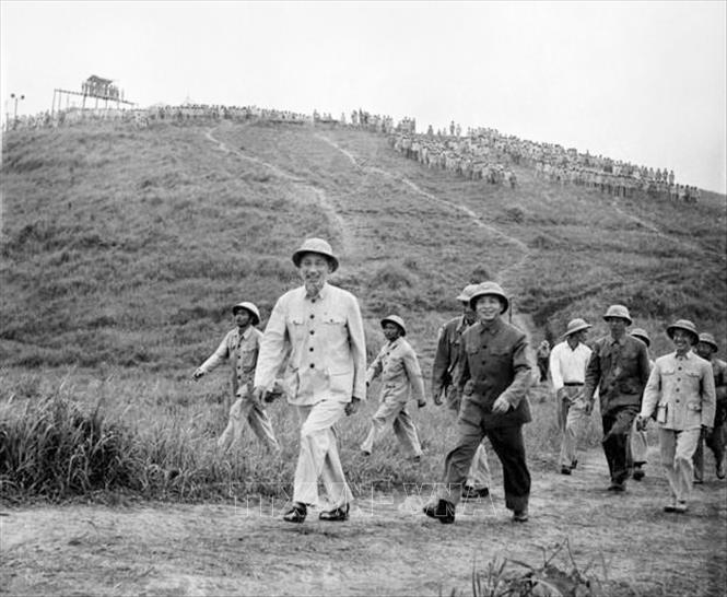 Chủ tịch Hồ Chí Minh và Đại tướng Võ Nguyên Giáp thị sát buổi diễn tập cấp Trung đoàn tấn công của Sư đoàn 308 tại Sơn Tây, năm 1957. Ảnh: Tư liệu 