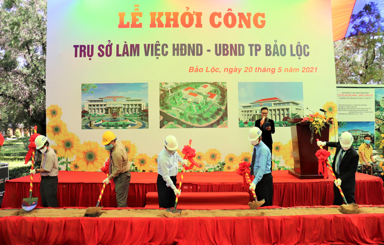 Lãnh đạo Thành ủy, HĐND và UBND TP Bảo Lộc thực hiện nghi thức khởi công xây dựng Dự án