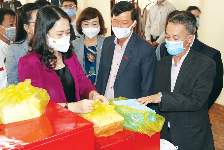 Phó Chủ tịch nước Võ Thị Ánh Xuân và lãnh đạo tỉnh kiểm tra thùng phiếu và phiếu bầu tại tổ dân phố Nguyễn Du (Phường 9, thành phố Đà Lạt).