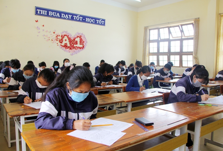 Học sinh dân tộc thiểu số lớp 11 Trường THPT LangBiang, huyện Lạc Dương làm bài thi 
