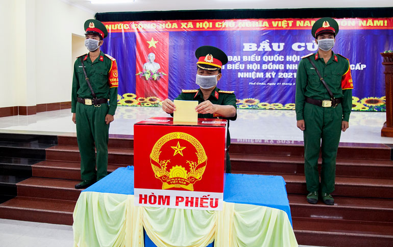 Đại tá Dương Đức Mười - Trung đoàn trưởng Trung đoàn 152, bỏ lá phiếu đầu tiên tại Khu vực bỏ phiếu số 5, xã đảo Thổ Châu, thành phố Phú Quốc (Kiên Giang)