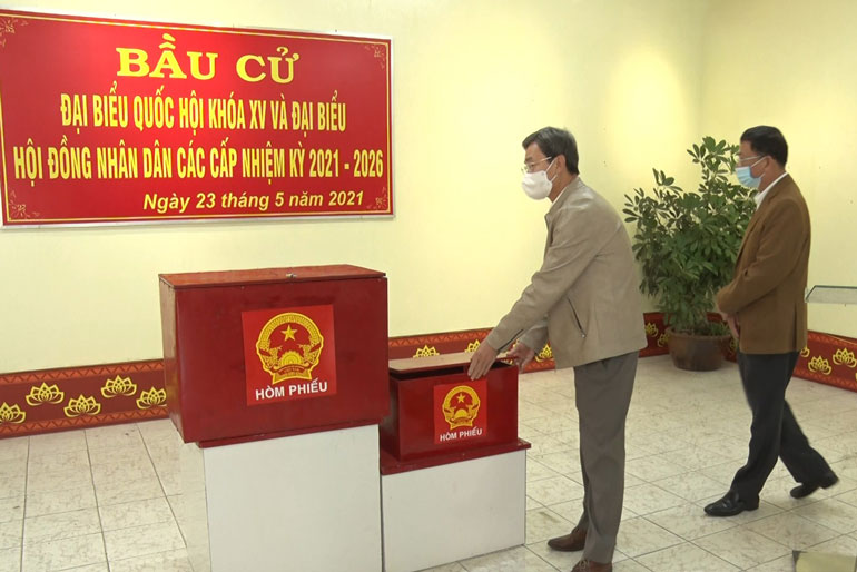 Đoàn kiểm tra của Ủy ban Bầu cử thành phố Đà Lạt kiểm tra công tác chuẩn bị bầu cử tại các điểm bỏ phiếu trên địa bàn các phường