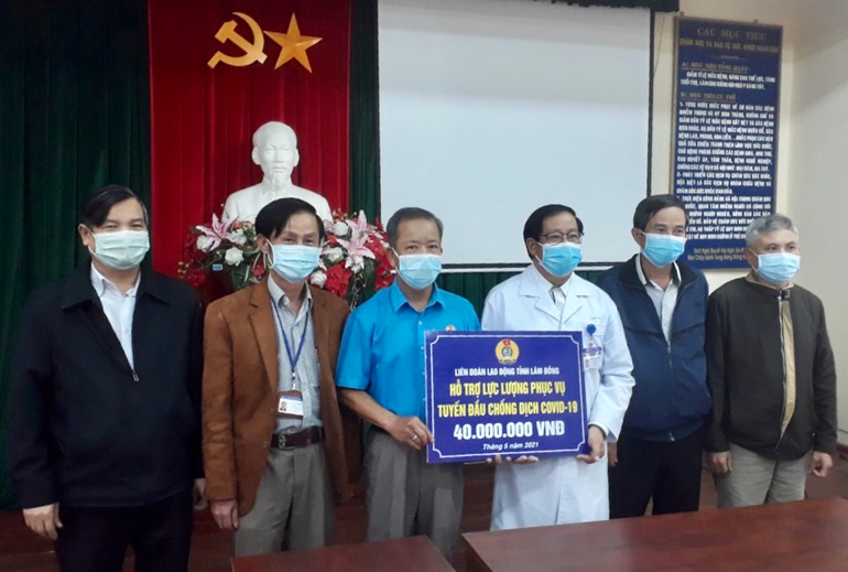 Chiều qua 21/5, Trung tâm Kiểm soát Bệnh tật Lâm Đồng tiếp nhận 40 triệu đồng từ Liên đoàn Lao động tỉnh hỗ trợ lực lượng tuyến đầu chống dịch