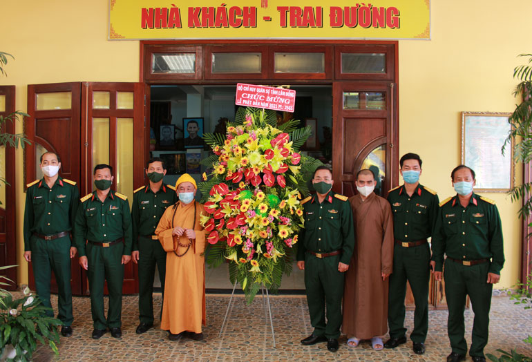 Bộ Chỉ huy Quân sự Lâm Đồng thăm và chúc mừng Đại lễ Phật đản