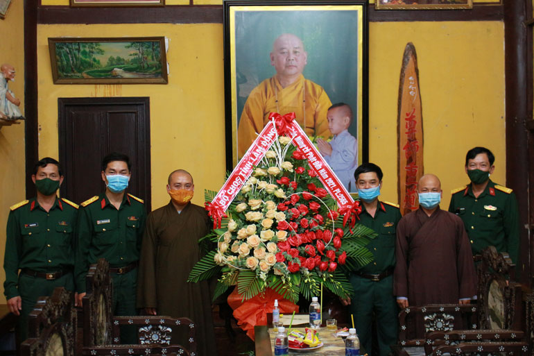 Đoàn Công tác do Đại tá Nguyễn Bình Sơn - Chỉ huy trưởng Bộ Chỉ huy Quân sự tỉnh thăm, chúc mừng Đại lễ Phật đản tại Chùa Linh Ẩn