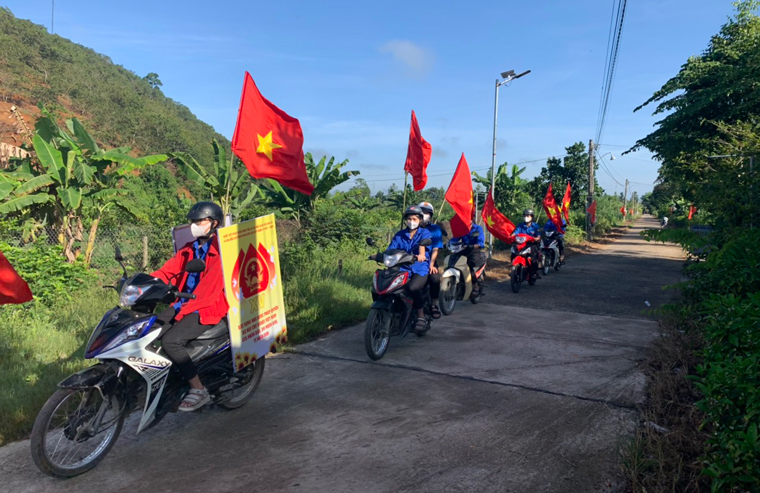  Các đoàn viên, thanh niên thành lập nhiều nhóm nhỏ, tuyên truyền lưu động bằng xe máy được gắn loa lưu động, cờ phướn, khẩu hiệu tuyên truyền