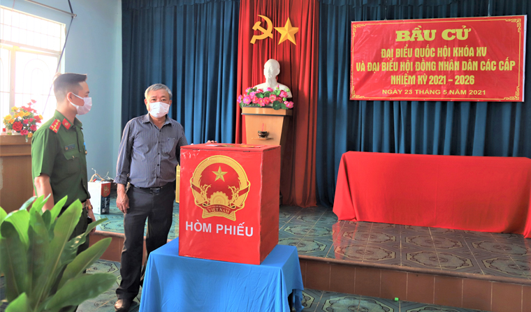 Lực lượng công an đã có mặt làm nhiệm vụ tại các điểm bầu cử trên địa bàn TP Bảo Lộc