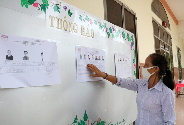 Giáo dân Giáo xứ Đạ Tẻh, huyện Đạ Tẻh xem danh sách bầu cử
