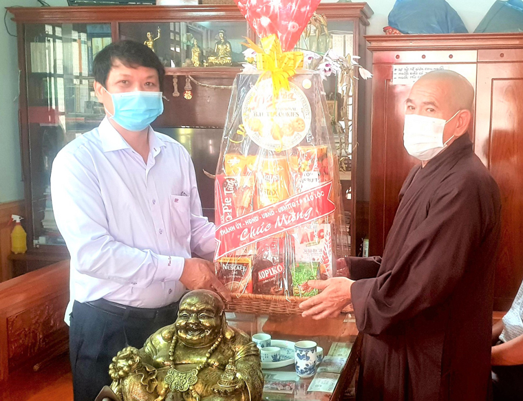Lãnh đạo TP Bảo Lộc thăm, tặng quà và chúc mừng các cơ sở Phật giáo nhân dịp Đại lễ Phật đản năm 2021 - Phật lịch 2565