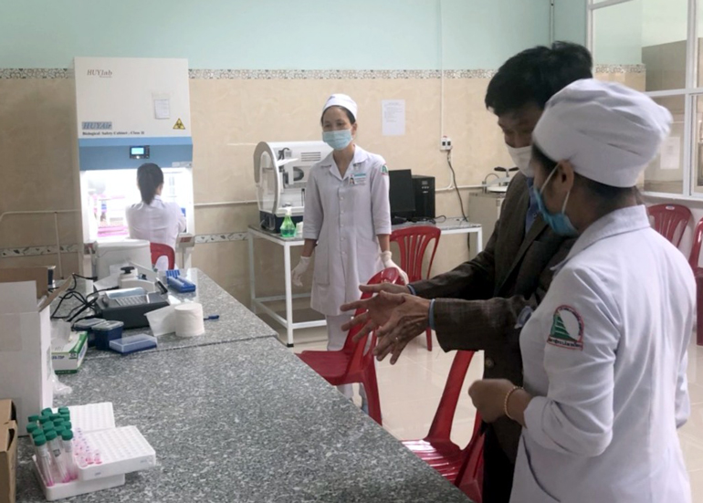 Giám đốc Sở Y tế Lâm Đồng Nguyễn Đức Thuận kiểm tra Phòng xét nghiệm SARS-COV-2 tại BVĐK II Lâm Đồng đang làm thủ tục thẩm định.