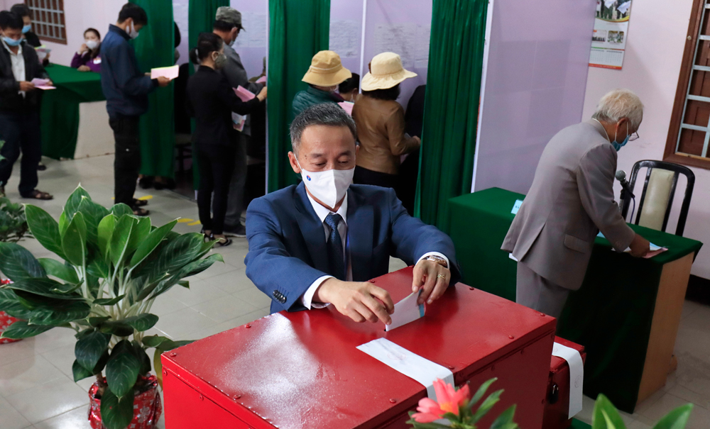 Đồng chí Trần Văn Hiệp – Phó Bí thư Tỉnh ủy, Chủ tịch UBND tỉnh Lâm Đồng bỏ phiếu tại khu vực bỏ phiếu số 76 (Tổ dân phố Nguyễn Đình Chiểu, Phường 9, Đà Lạt)