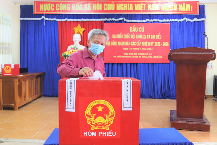 Cử tri huyện Đạ Huoai bỏ phiếu bầu 