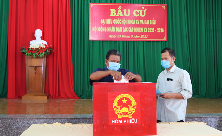 Đây là lần thứ 9, cử tri Dương Văn Minh (80 tuổi, ngụ tại thị trấn Mađaguôi, huyện Đạ Huoai) đi bầu cử
