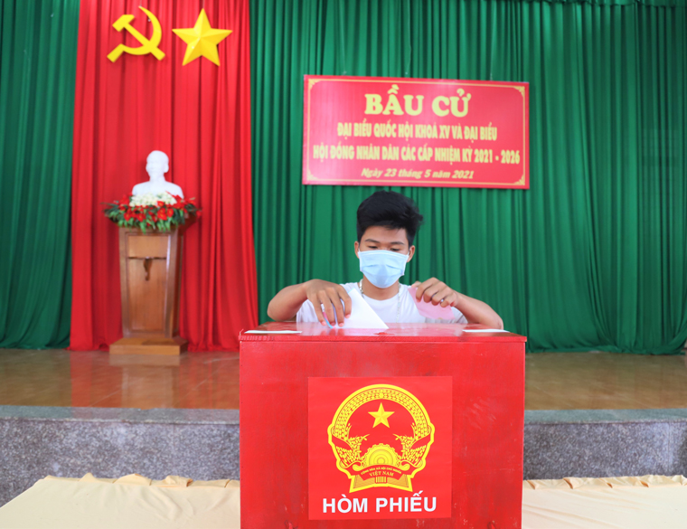 Cử tri K’Đồng (18 tuổi, ngụ tai xã Mađaguôi, huyện Đạ Huoai) lần đầu tiên đi bỏ phiếu 