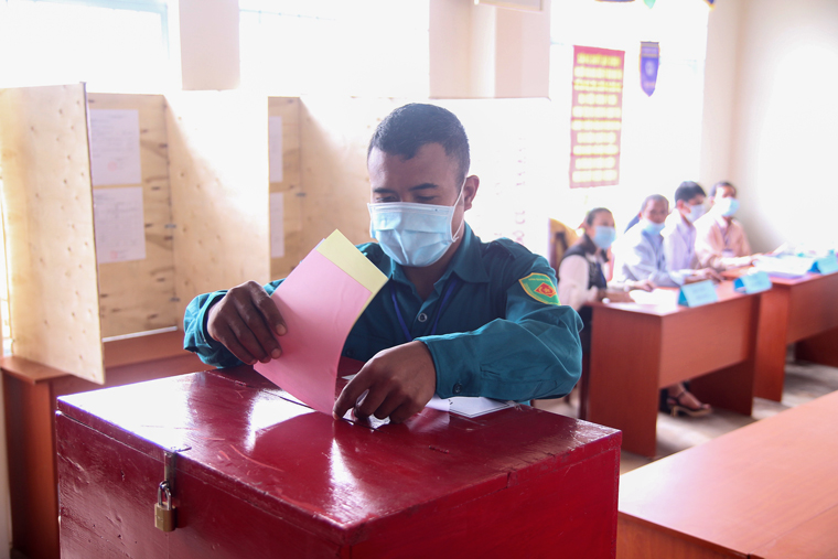 Cử tri đồng bào dân tộc thiểu số xã Ka Đô bỏ phiếu bầu cử 