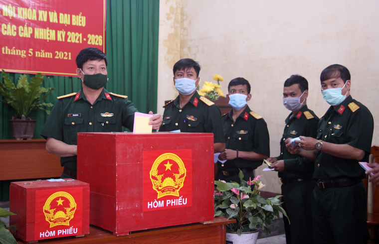 Cán bộ, chiến sĩ huyện Đơn Dương đi bầu cử