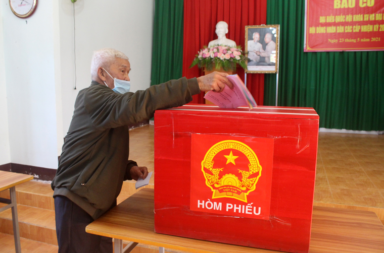 Bác Lê Đạo – lão thành cách mạng 70 năm tuổi Đảng bỏ lá phiếu đầu tiên tại Tổ bầu cử số 40, thị trấn Liên Nghĩa