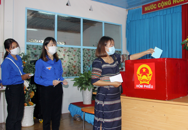 Cử tri giáo sinh cao đẳng sư phạm người dân tộc Cơ Ho tham gia bỏ phiếu tại Đà Lạt 