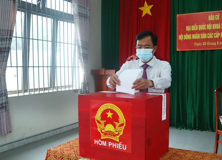 Bí thư Huyện ủy Đam Rông Nguyễn Văn Lộc thực hiện quyền cử tri