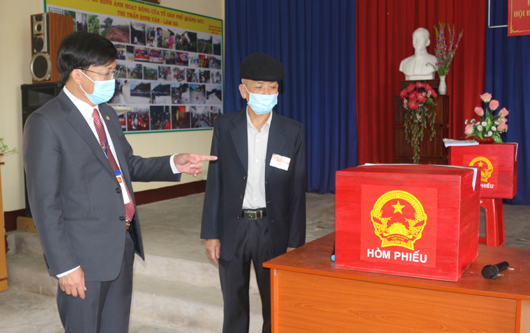Đồng chí Hoàng Thanh Hải - Bí thư Huyện ủy Lâm Hà, Chủ tịch Ủy ban Bầu cử huyện kiểm tra tại các điểm bầu cử trên địa bàn